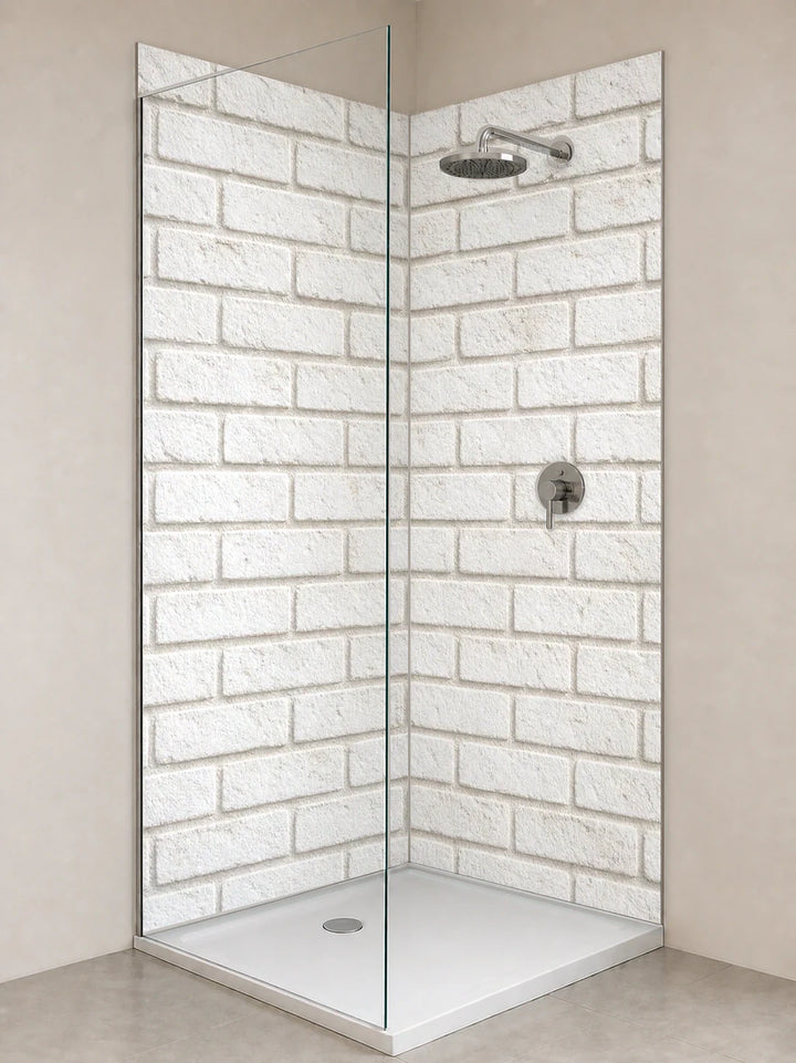 Duschrückwand „Kreideziegel in Weiß“ als installierte Rückwand in einer hellen Dusche