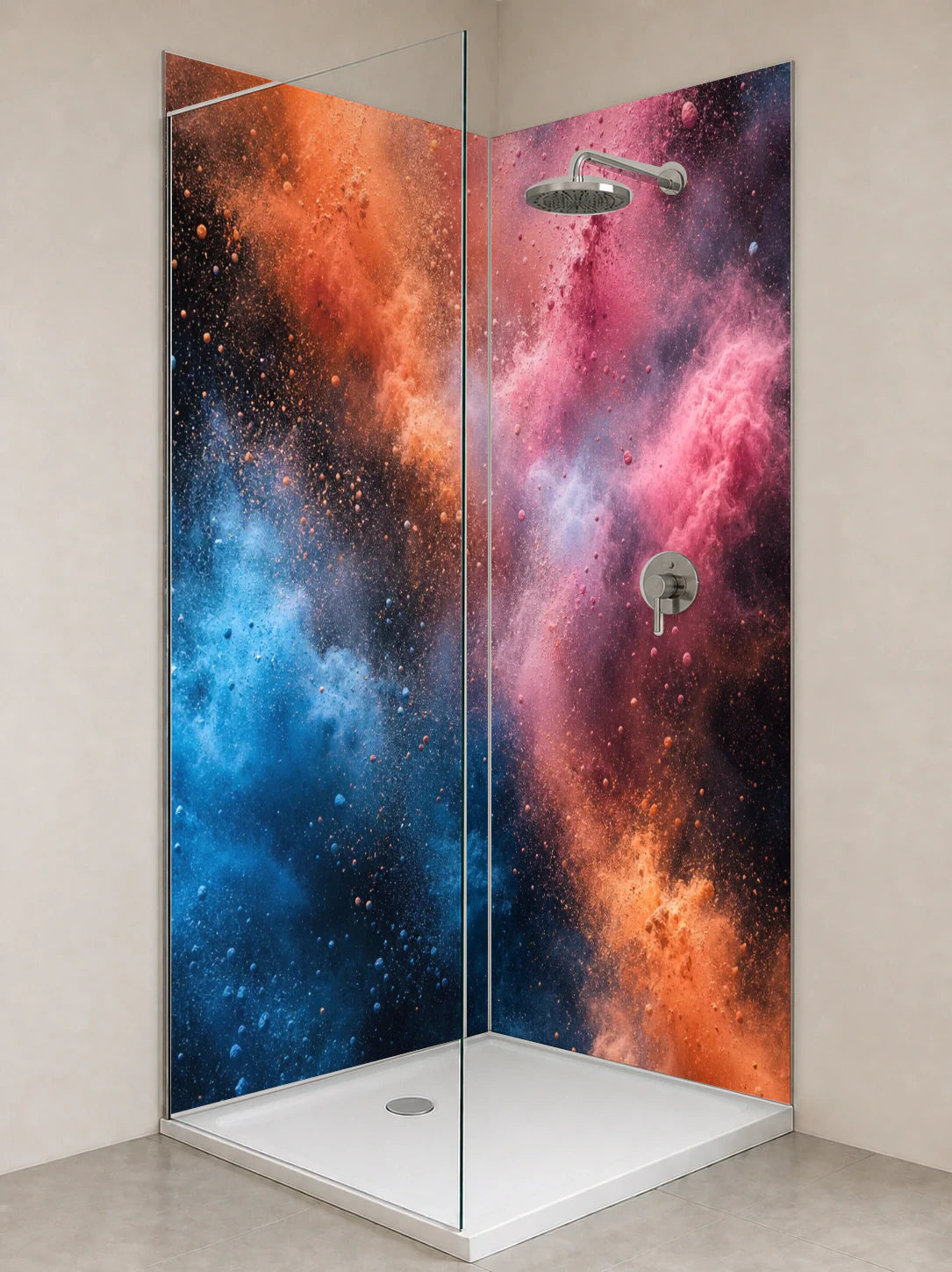 Duschrückwand „Farbwolken der Mitternacht“ als installierte Rückwand in einer hellen Dusche