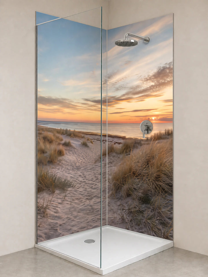 Duschrückwand „Dünenweg zum Abendmeer“ als installierte Rückwand in einer hellen Dusche