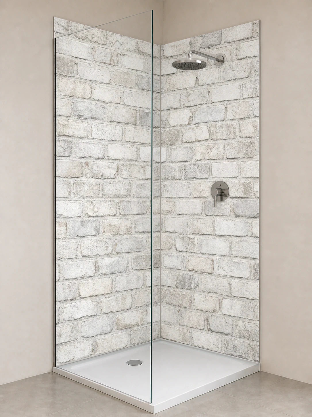 Duschrückwand „Kreideziegel in Nebelgrau“ als installierte Rückwand in einer hellen Dusche