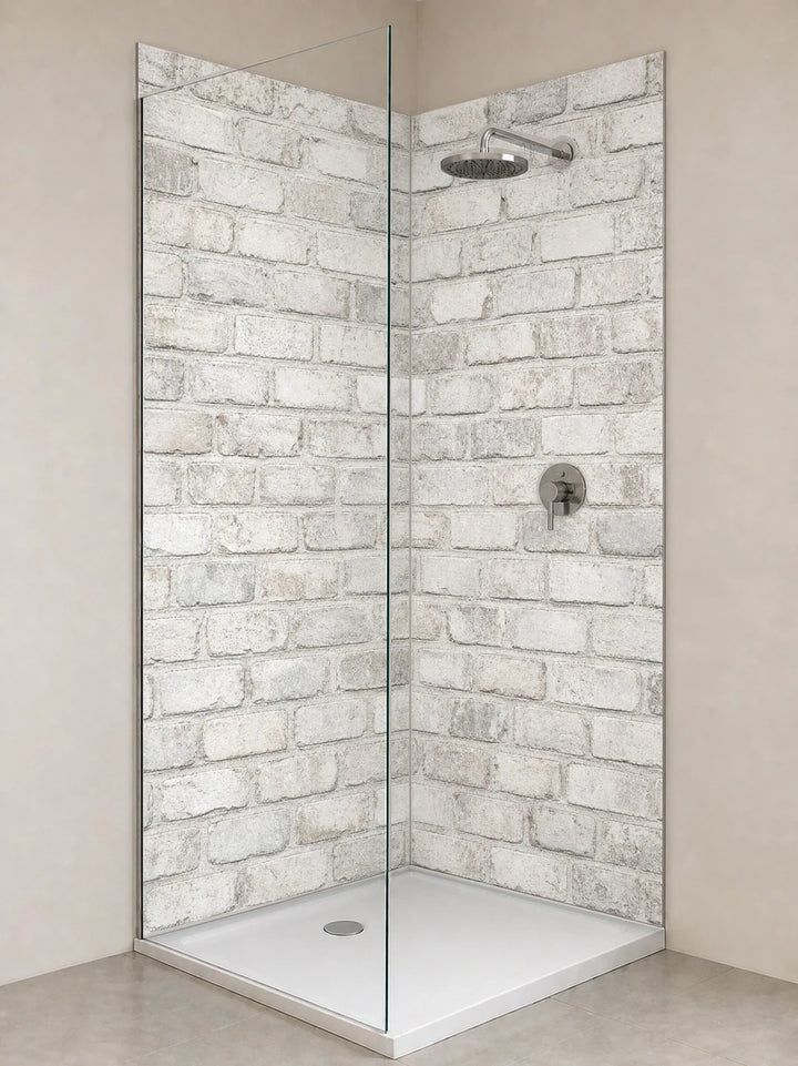 Duschrückwand „Kreideziegel in Nebelgrau“ als installierte Rückwand in einer hellen Dusche