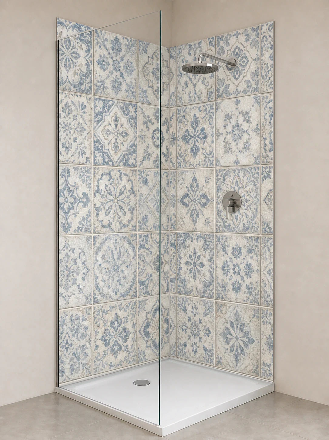 Duschrückwand „Azurblaue Ornamentpatina“ als installierte Rückwand in einer hellen Dusche
