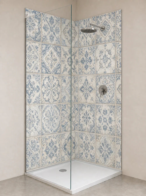 Duschrückwand „Azurblaue Ornamentpatina“ als installierte Rückwand in einer hellen Dusche