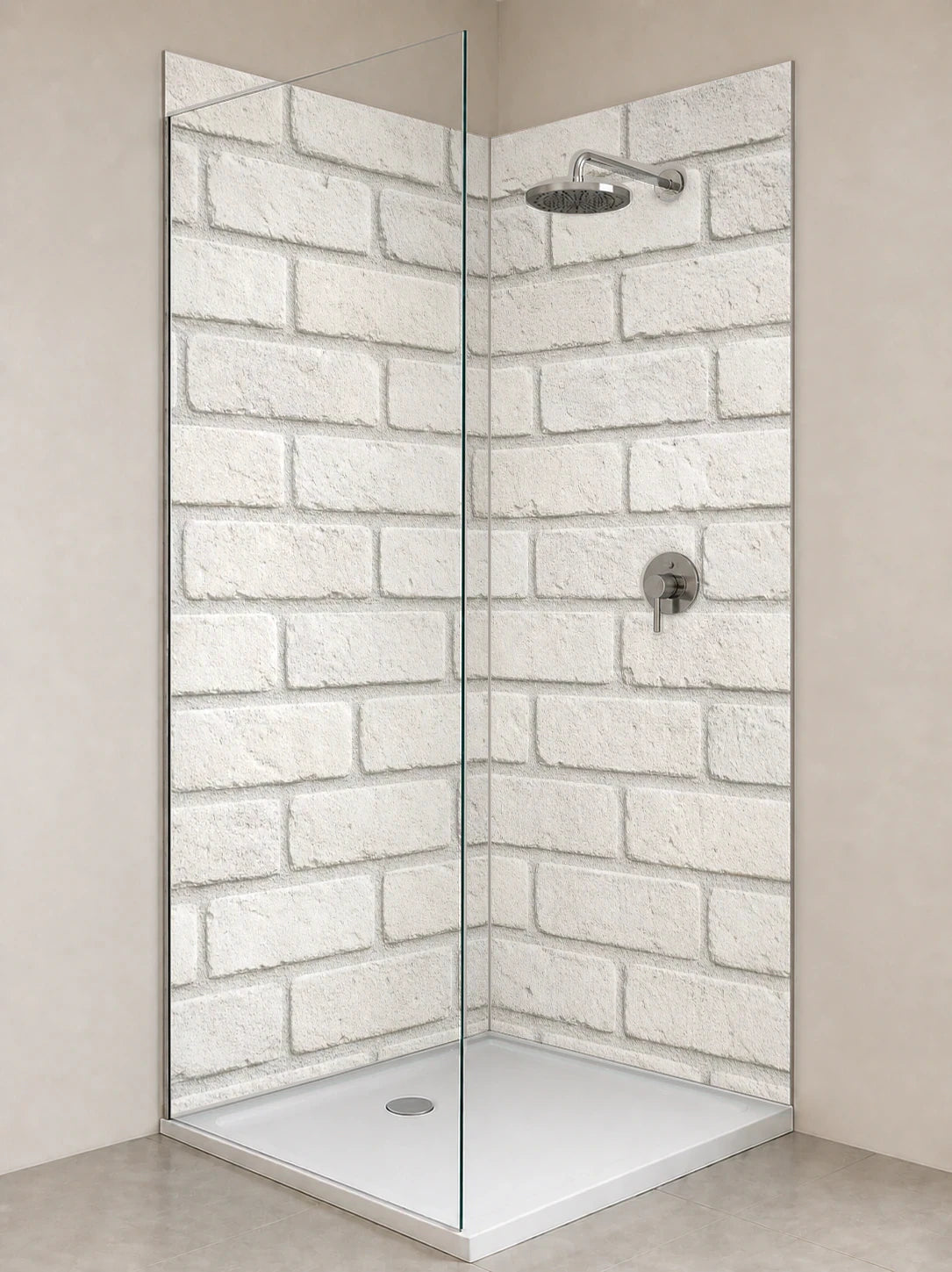 Duschrückwand „Kalkziegel in Weißgrau“ als installierte Rückwand in einer hellen Dusche