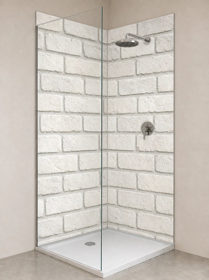 Duschrückwand „Kalkziegel in Weißgrau“ als installierte Rückwand in einer hellen Dusche