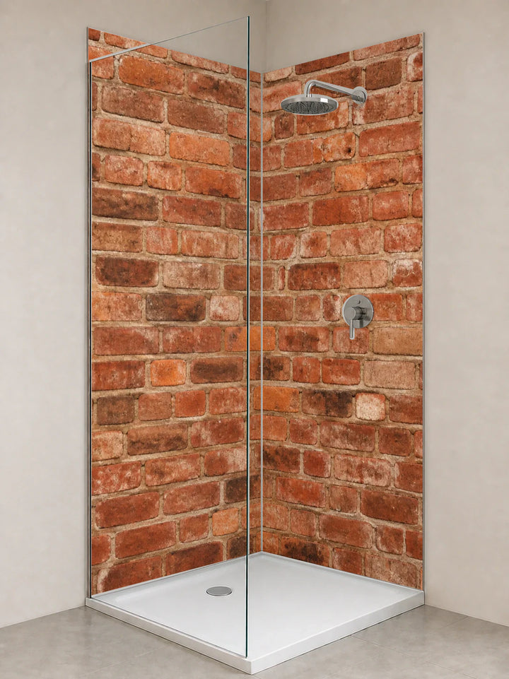 Duschrückwand „Ziegelrot mit Zeitspur“ als installierte Rückwand in einer hellen Dusche