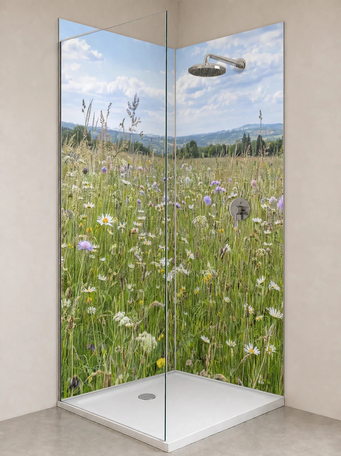 Duschrückwand „Wiesenblüten in sanftem Sommerlicht“ als installierte Rückwand in einer hellen Dusche