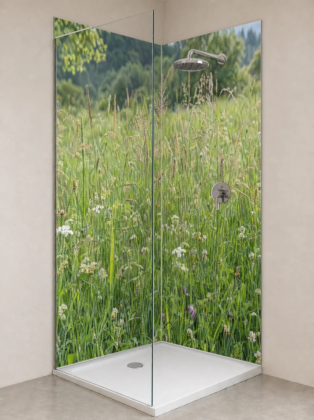 Duschrückwand „Sommergras zwischen kleinen Wildblüten“ als installierte Rückwand in einer hellen Dusche
