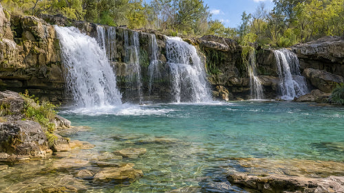 Motivvorschau „Breite Kalkstufe über türkisgrünem Fluss“ für Duschrückwand
