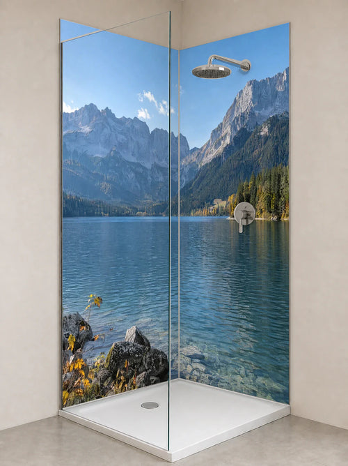 Duschrückwand „Alpensee unter hellen Kalkgraten“ als installierte Rückwand in einer hellen Dusche