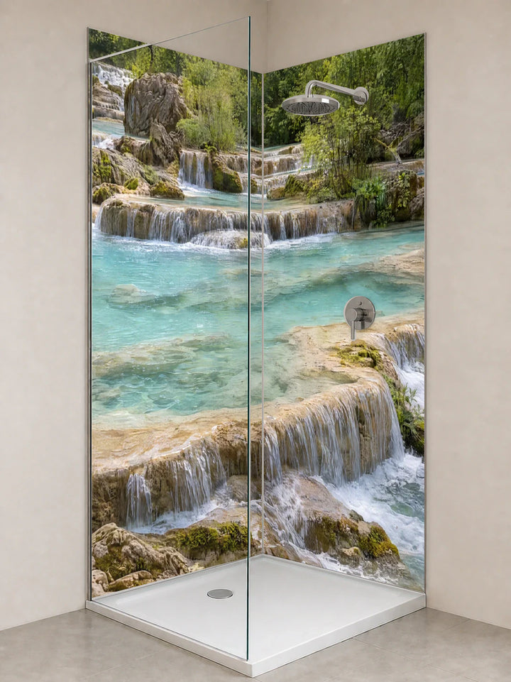Duschrückwand „Karstterrassen im klaren Wasser“ als installierte Rückwand in einer hellen Dusche