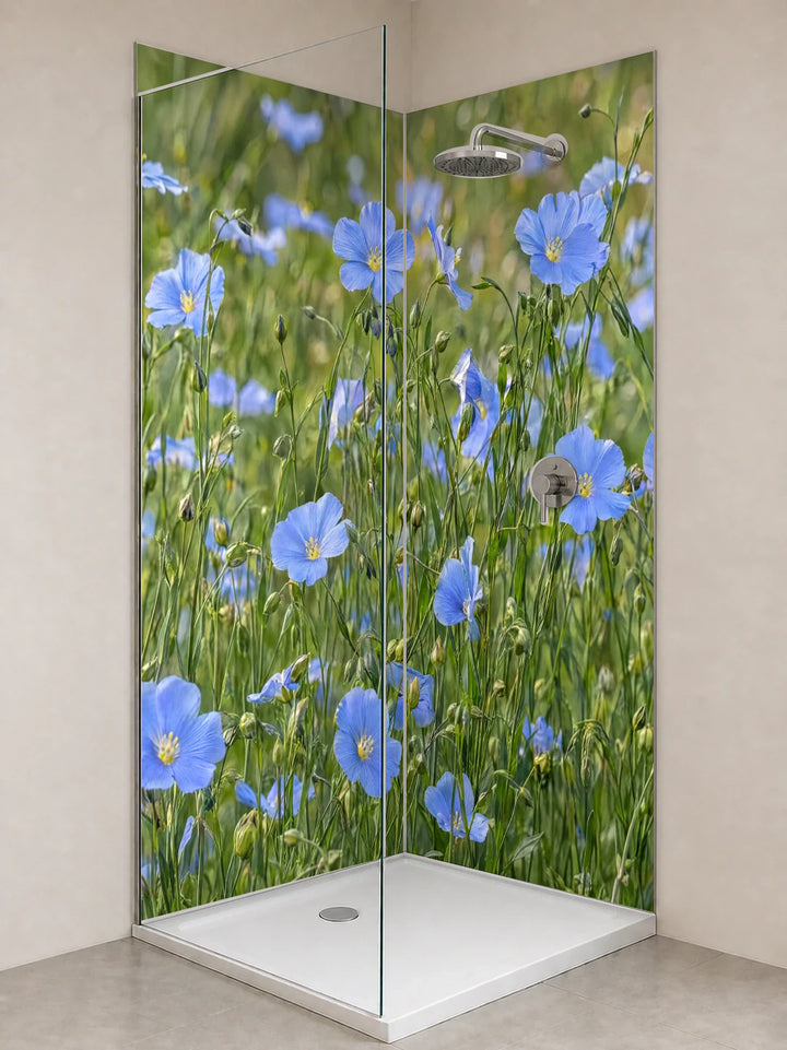 Duschrückwand „Blauer Lein zwischen feinen Halmen“ als installierte Rückwand in einer hellen Dusche