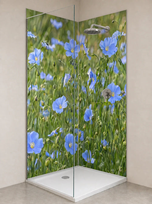 Duschrückwand „Blauer Lein zwischen feinen Halmen“ als installierte Rückwand in einer hellen Dusche