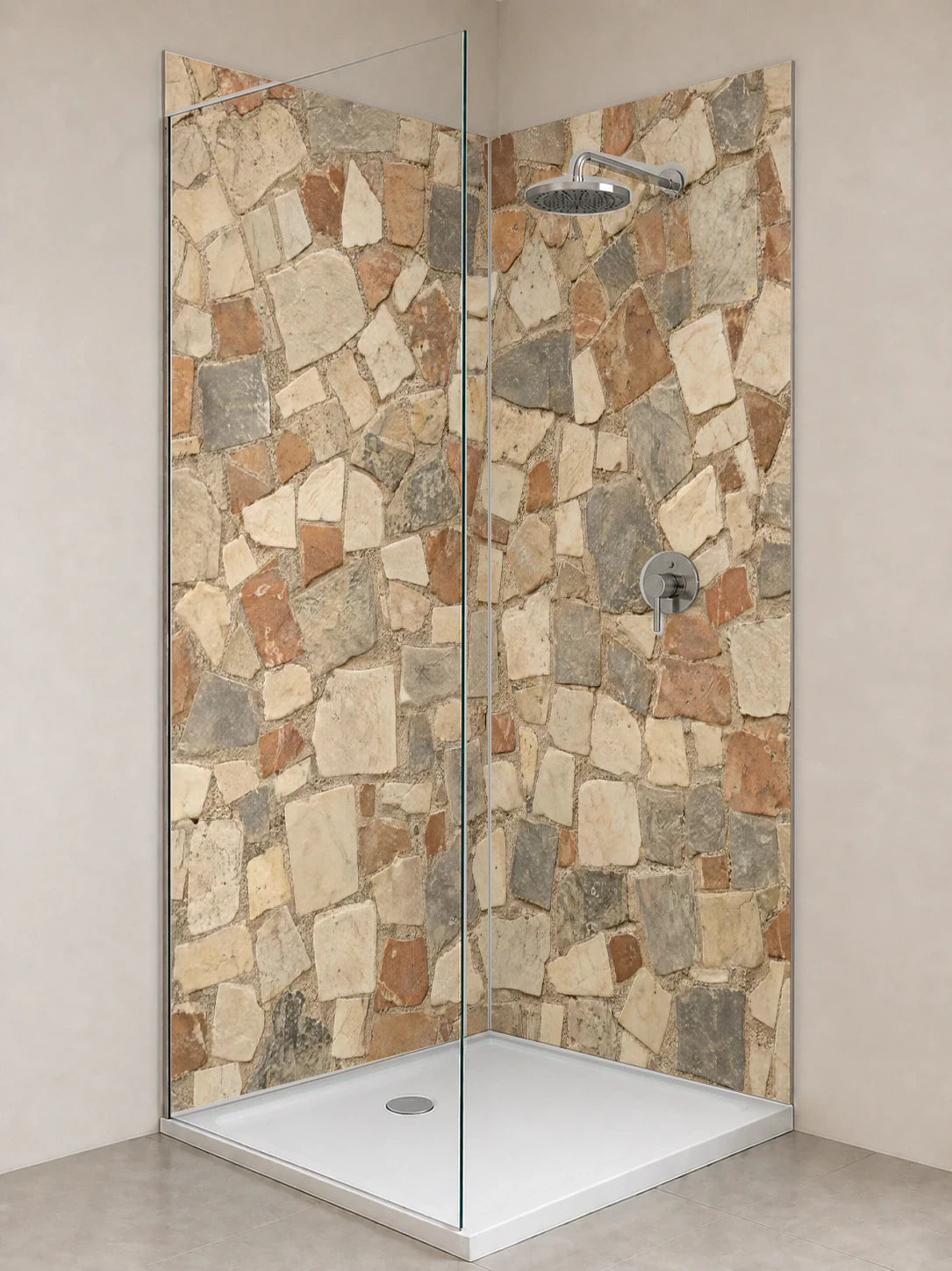 Duschrückwand „Kleine Steinmosaike in Creme und Rauch“ als installierte Rückwand in einer hellen Dusche