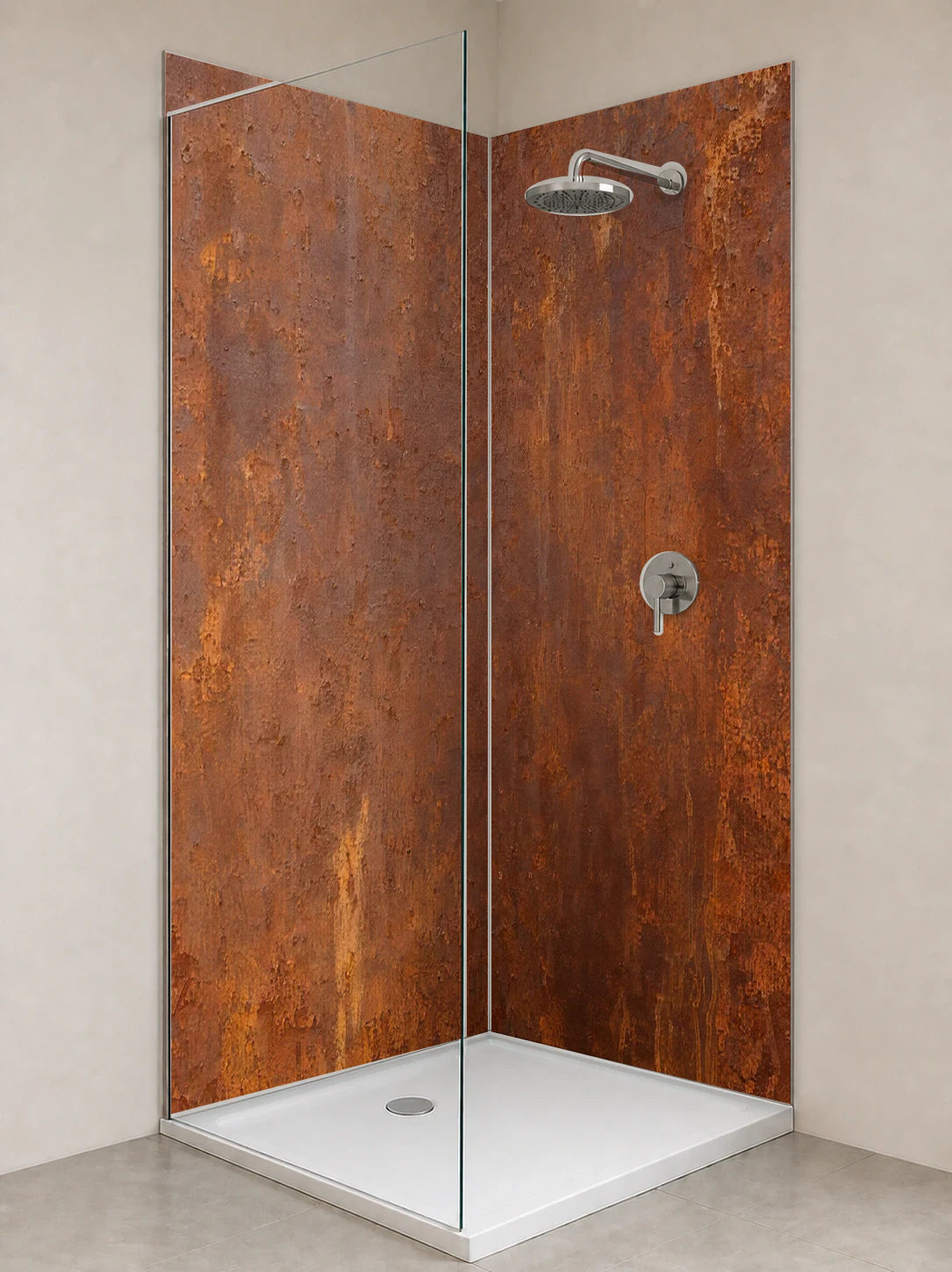 Duschrückwand „Corten in Zimt und Dunkelbraun“ als installierte Rückwand in einer hellen Dusche