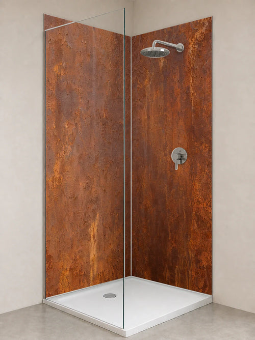Duschrückwand „Corten in Zimt und Dunkelbraun“ als installierte Rückwand in einer hellen Dusche