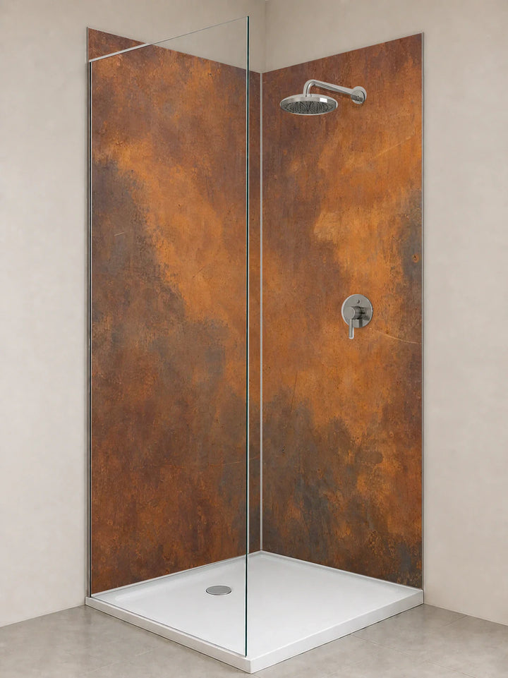 Duschrückwand „Eisenpatina in Umbra und Orange“ als installierte Rückwand in einer hellen Dusche