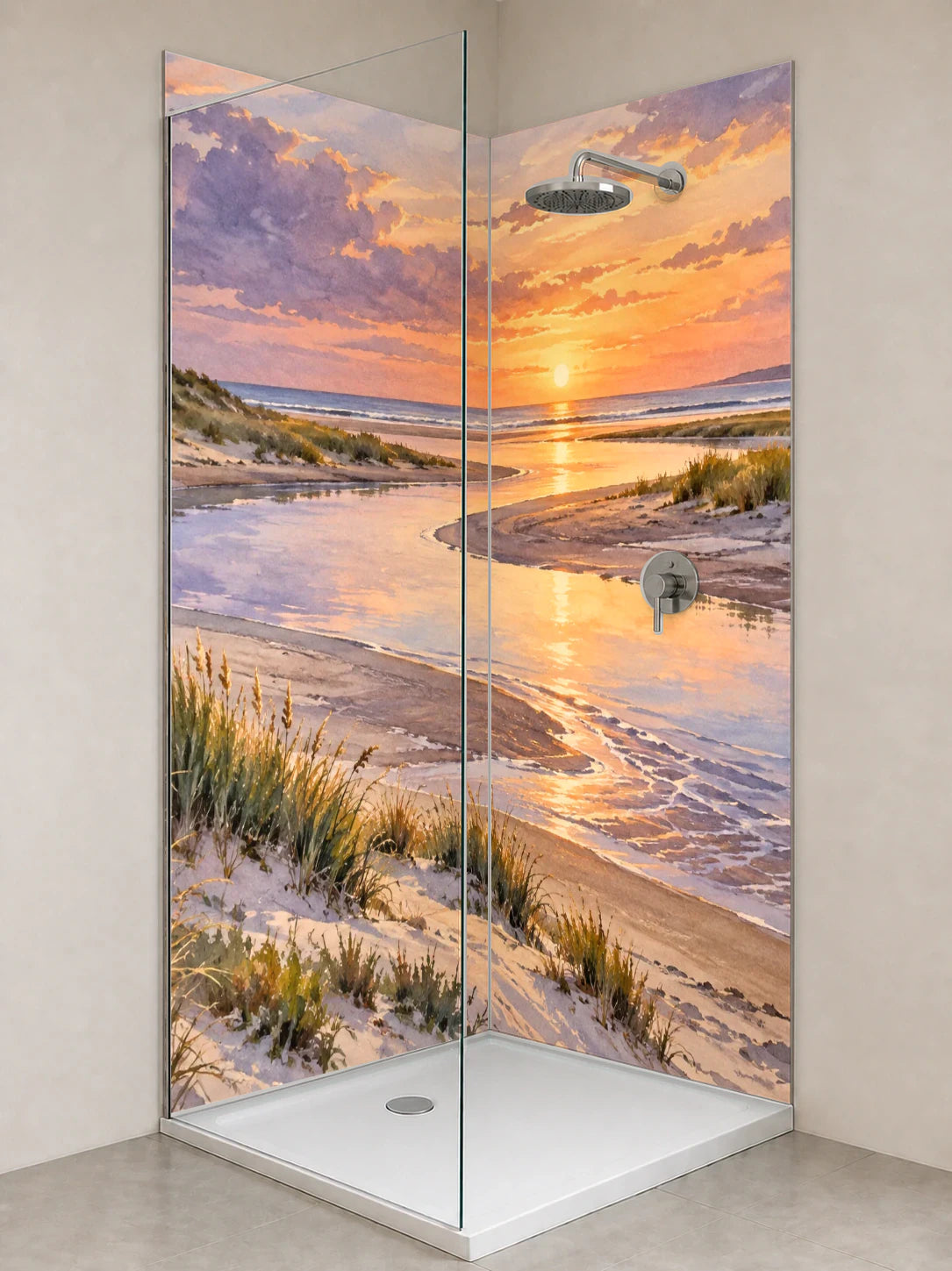 Duschrückwand „Priel zwischen den Dünen – Aquarell“ als installierte Rückwand in einer hellen Dusche