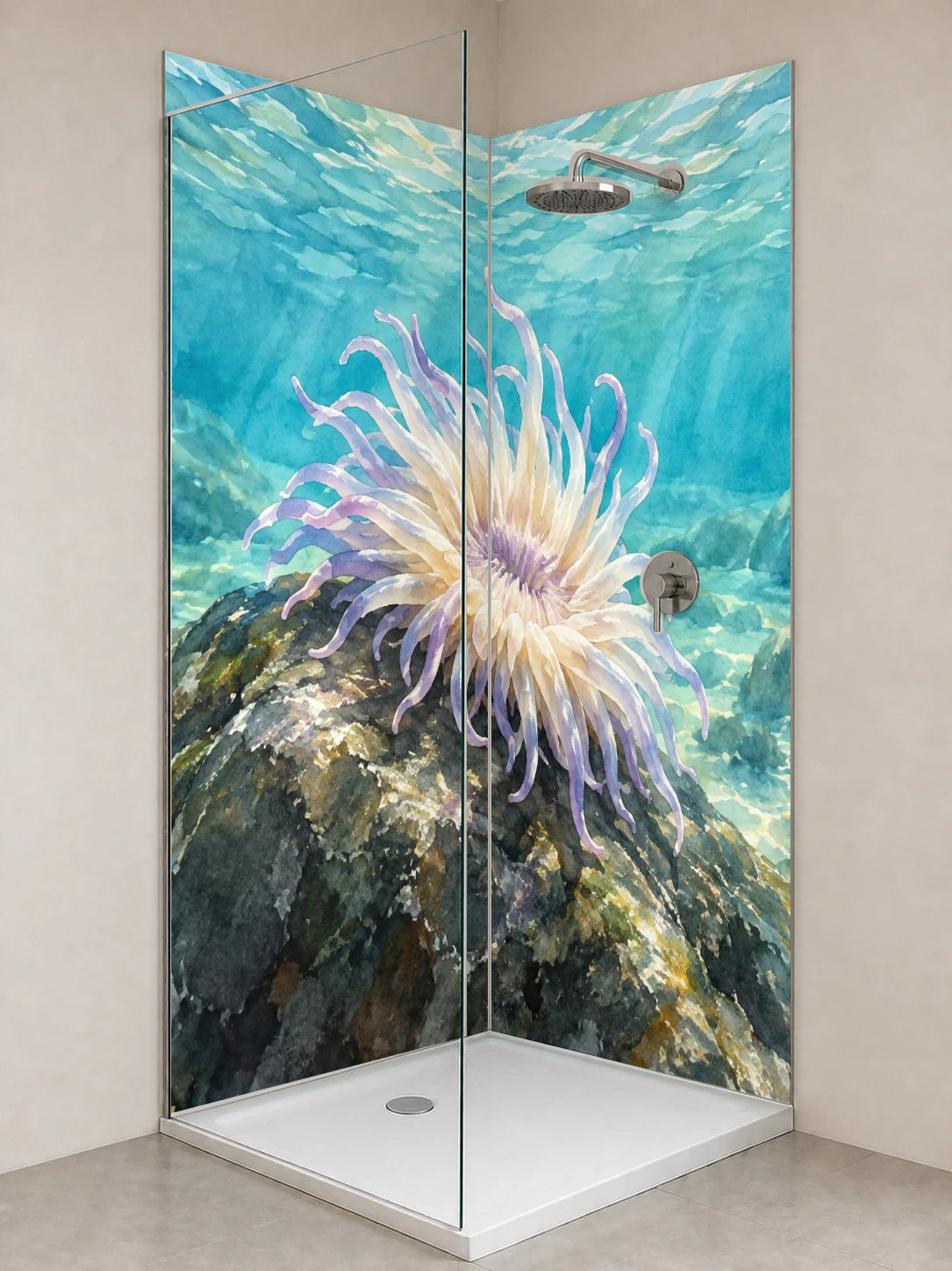 Duschrückwand „Seeanemone im Türkiswasser – Aquarell“ als installierte Rückwand in einer hellen Dusche