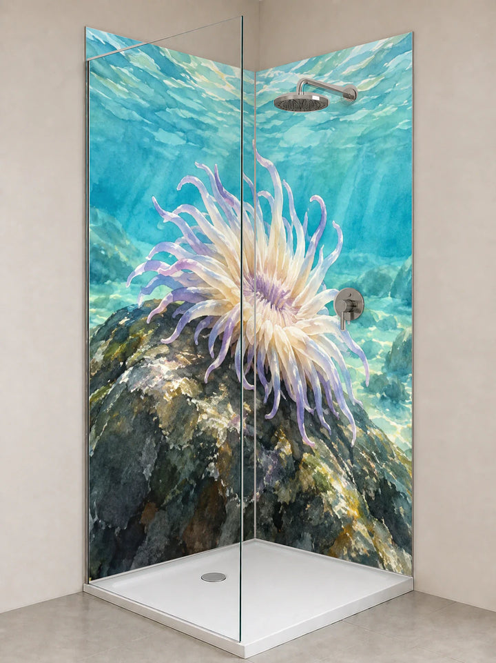 Duschrückwand „Seeanemone im Türkiswasser – Aquarell“ als installierte Rückwand in einer hellen Dusche