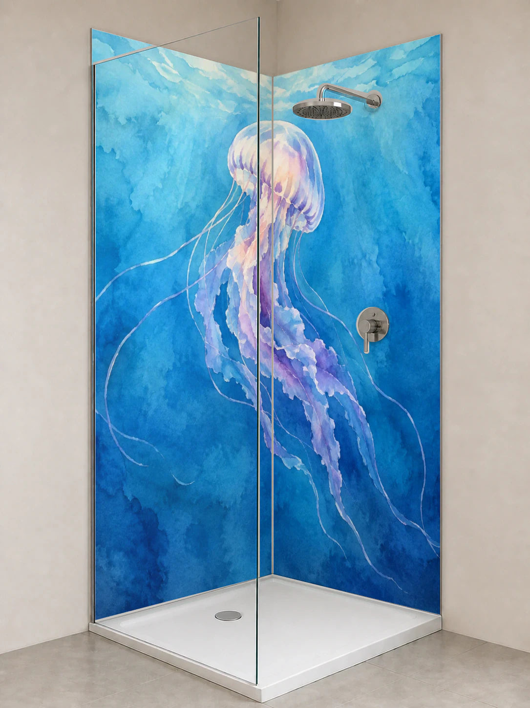 Duschrückwand „Qualle in blauer Tiefe – Aquarell“ als installierte Rückwand in einer hellen Dusche