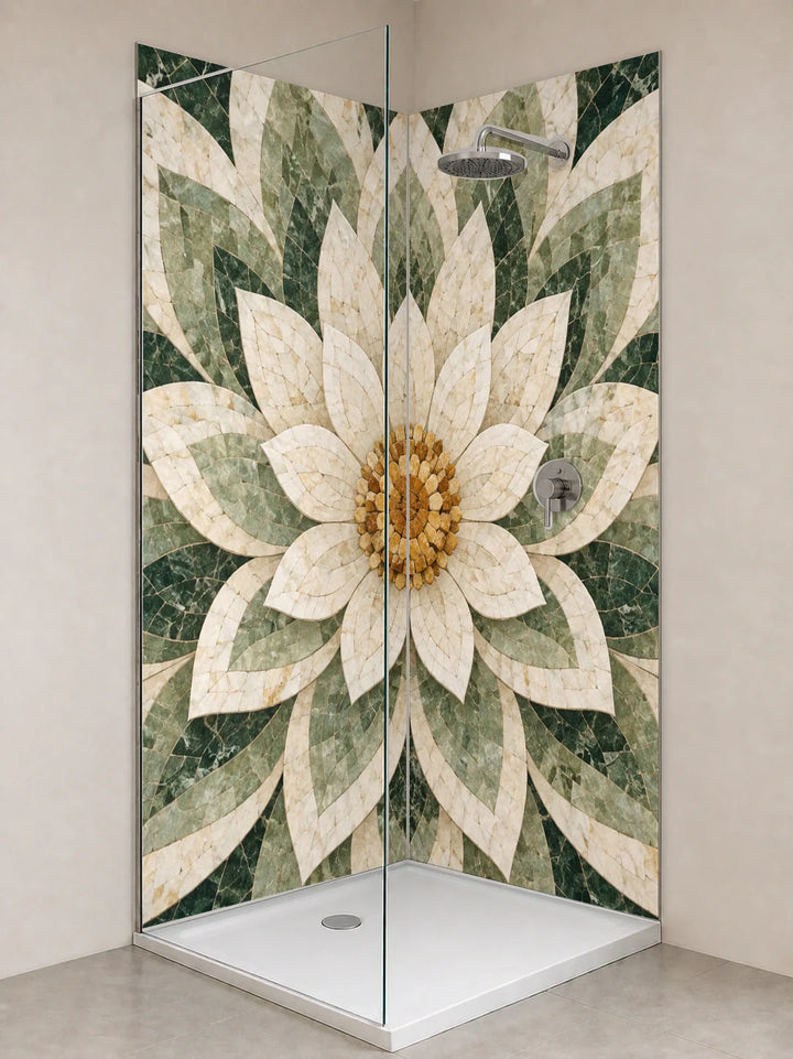 Duschrückwand „Lotusrosette aus Marmor – Mosaik“ als installierte Rückwand in einer hellen Dusche