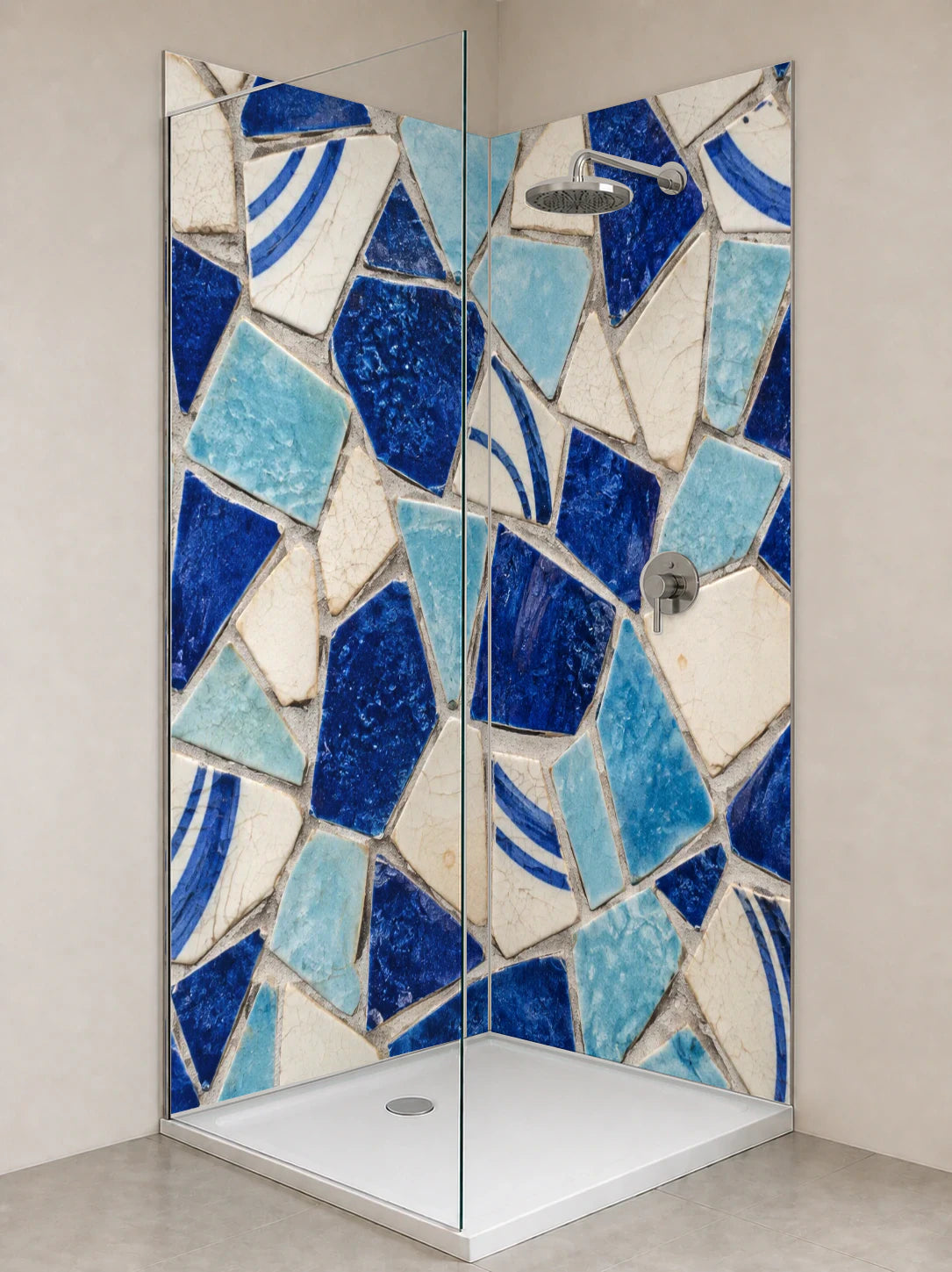 Duschrückwand „Keramikscherben in Blau und Creme – Mosaik“ als installierte Rückwand in einer hellen Dusche