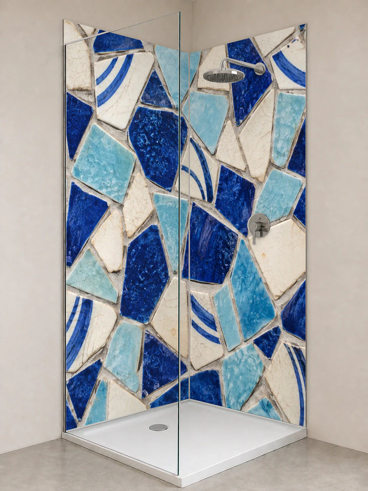 Duschrückwand „Keramikscherben in Blau und Creme – Mosaik“ als installierte Rückwand in einer hellen Dusche