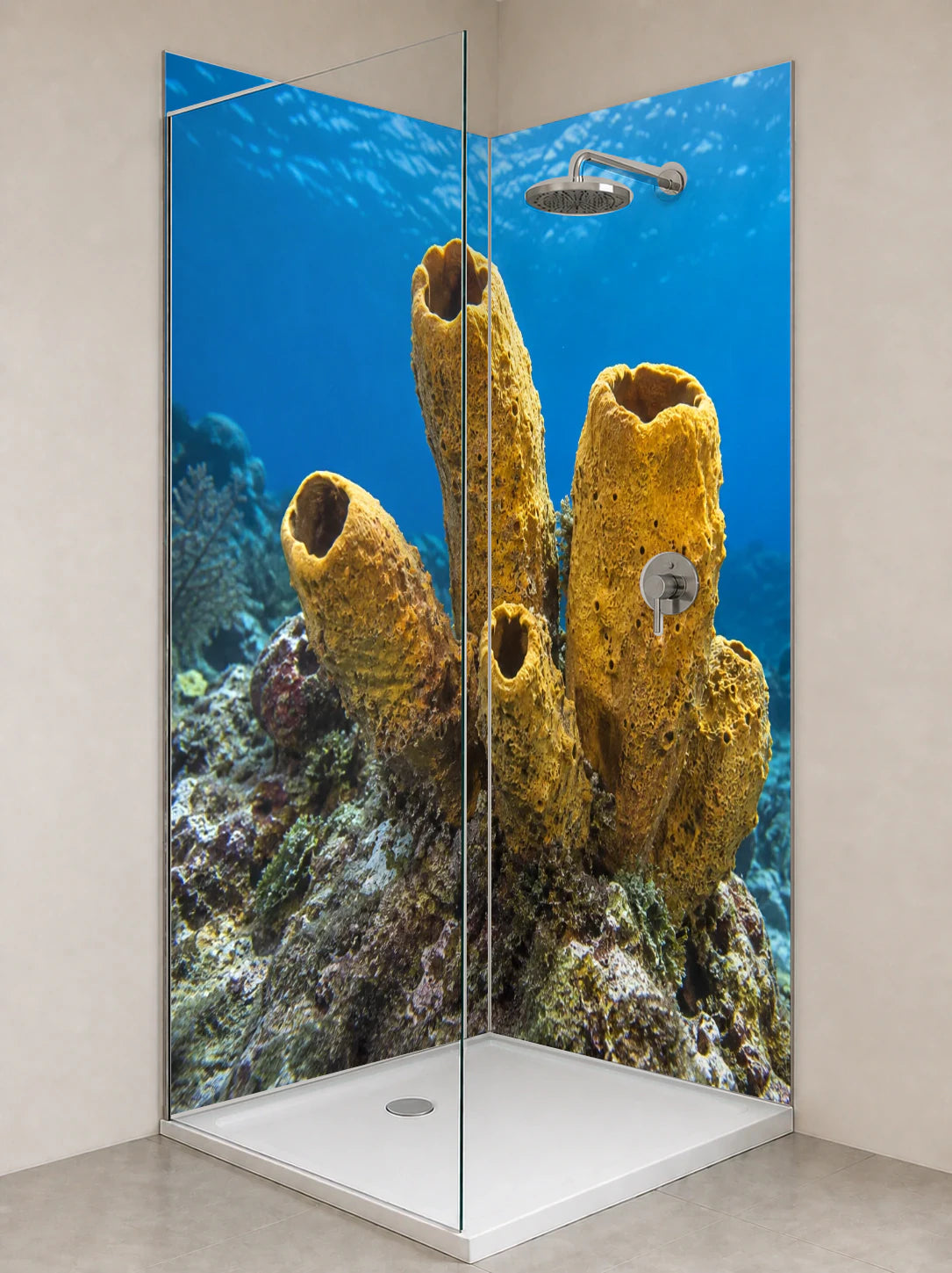 Duschrückwand „Goldene Röhrenschwämme“ als installierte Rückwand in einer hellen Dusche