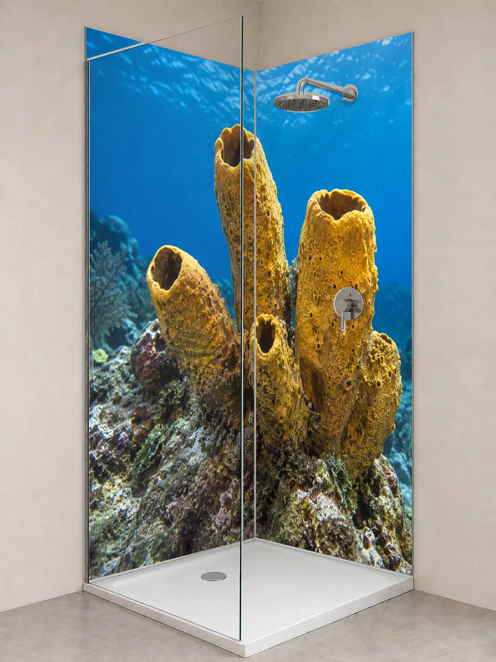 Duschrückwand „Goldene Röhrenschwämme“ als installierte Rückwand in einer hellen Dusche