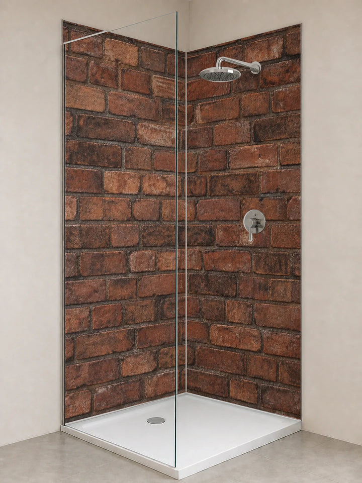 Duschrückwand „Backstein mit Rostpatina“ als installierte Rückwand in einer hellen Dusche
