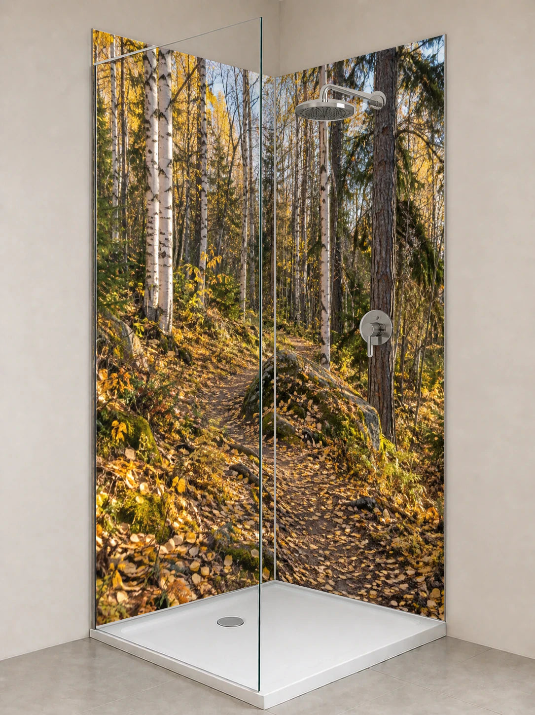 Duschrückwand „Herbstpfad zwischen Birken“ als installierte Rückwand in einer hellen Dusche