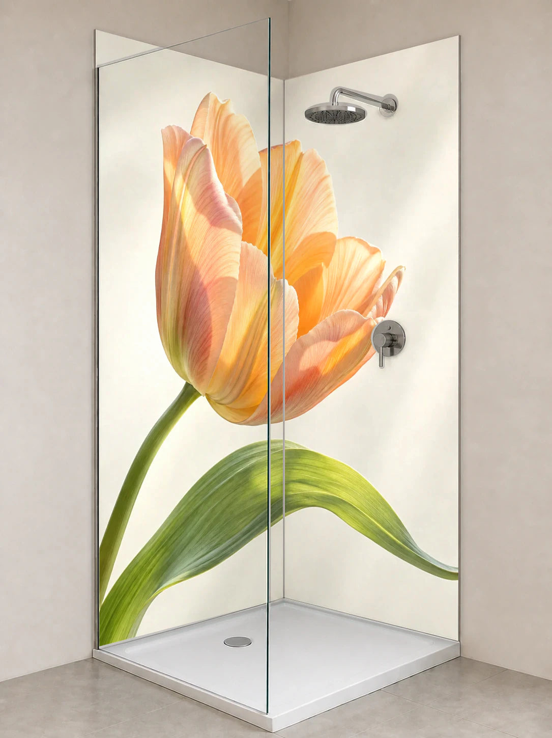 Duschrückwand „Tulpe mit durchscheinenden Blütenblättern“ als installierte Rückwand in einer hellen Dusche