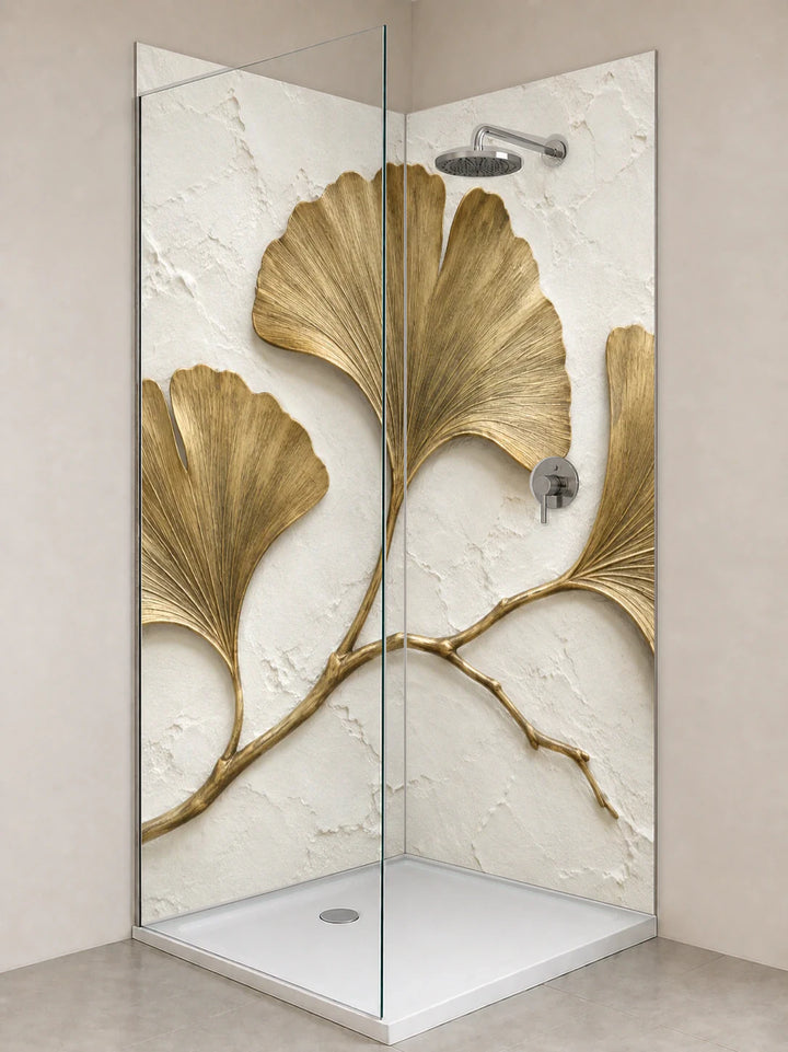 Duschrückwand „Ginkgo als goldenes Relief“ als installierte Rückwand in einer hellen Dusche