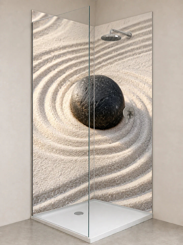 Duschrückwand „Sandkreise um einen dunklen Stein“ als installierte Rückwand in einer hellen Dusche