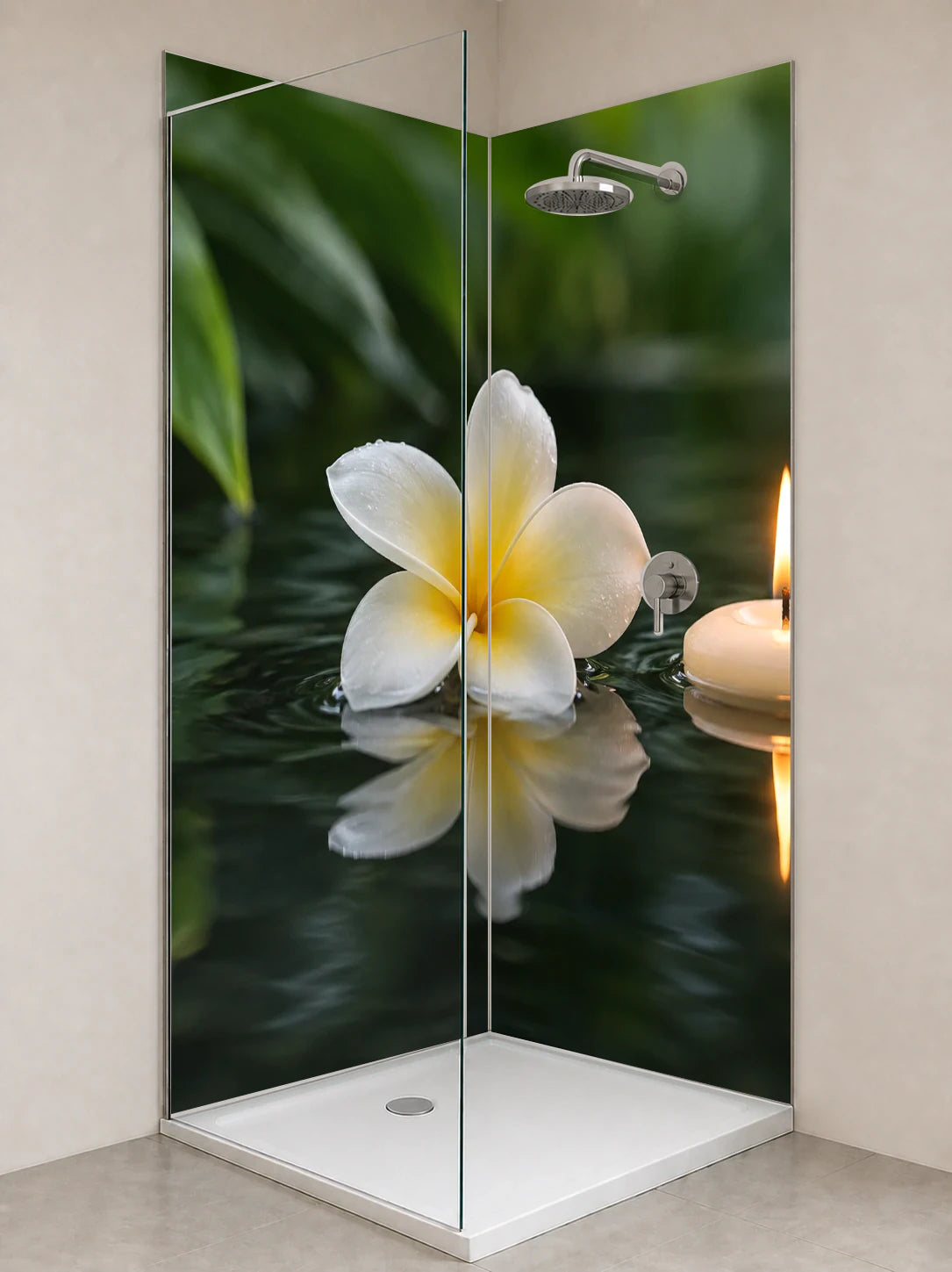 Duschrückwand „Frangipani und Kerzenlicht auf Wasser“ als installierte Rückwand in einer hellen Dusche