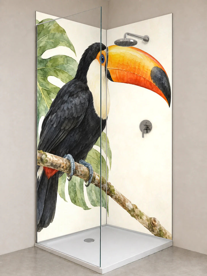 Duschrückwand „Tukan auf einem Zweig – Aquarell“ als installierte Rückwand in einer hellen Dusche