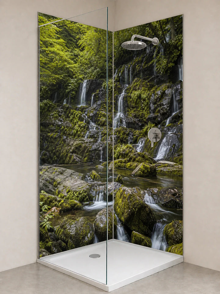 Duschrückwand „Moosfall im Waldschatten“ als installierte Rückwand in einer hellen Dusche