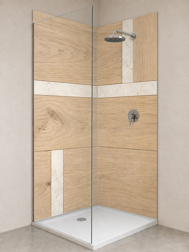 Duschrückwand „Eiche mit schmalen Kalksteineinlagen“ als installierte Rückwand in einer hellen Dusche