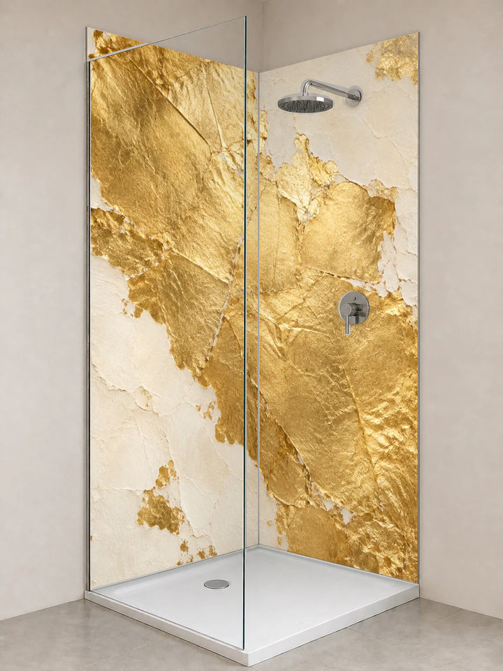 Duschrückwand „Blattgold mit offenem Kreidegrund“ als installierte Rückwand in einer hellen Dusche