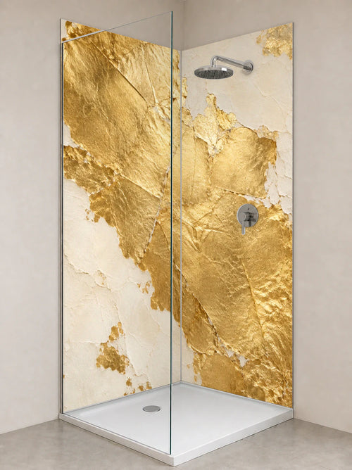 Duschrückwand „Blattgold mit offenem Kreidegrund“ als installierte Rückwand in einer hellen Dusche
