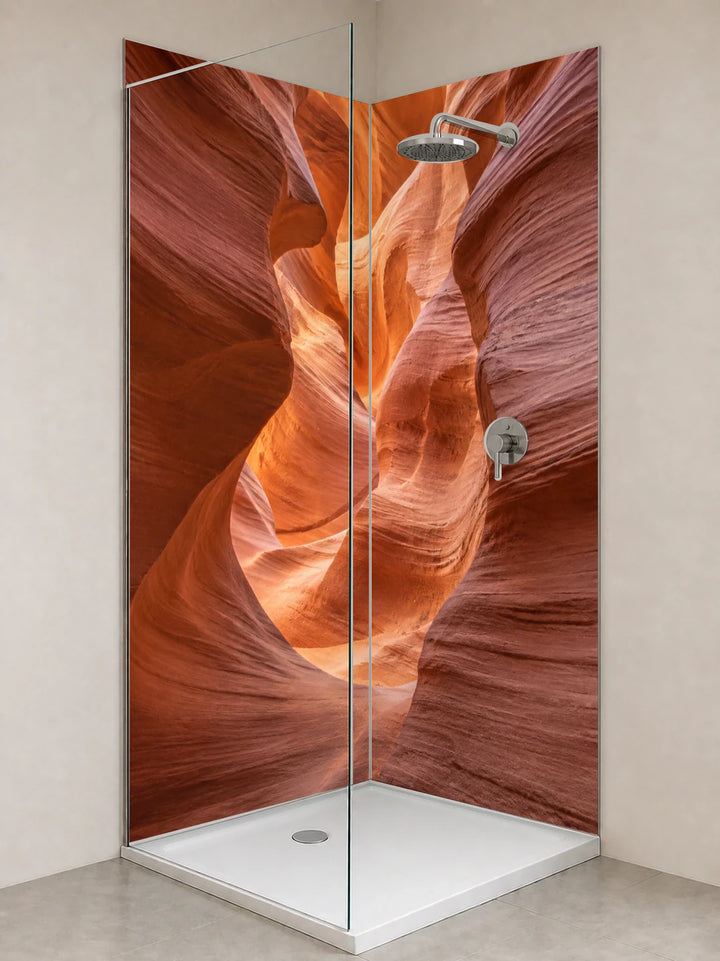 Duschrückwand „Sandsteinschlucht mit weichem Licht“ als installierte Rückwand in einer hellen Dusche