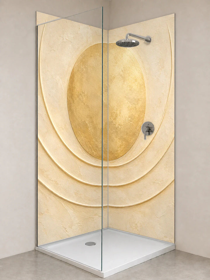 Duschrückwand „Sonnenscheibe im feinen Putzrelief“ als installierte Rückwand in einer hellen Dusche