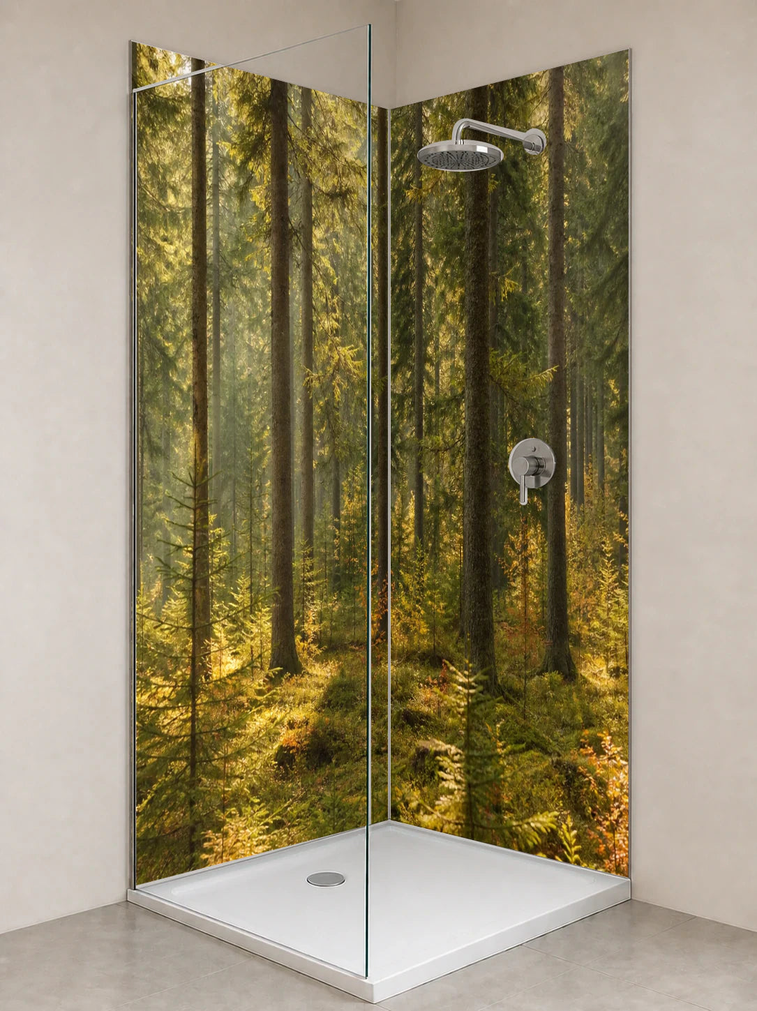 Duschrückwand „Fichtenhain im Herbstlicht“ als installierte Rückwand in einer hellen Dusche