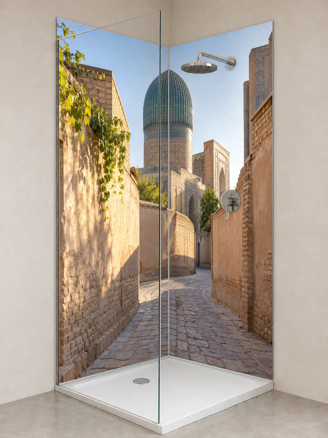 Duschrückwand „Samarkand im Morgenlicht“ als installierte Rückwand in einer hellen Dusche