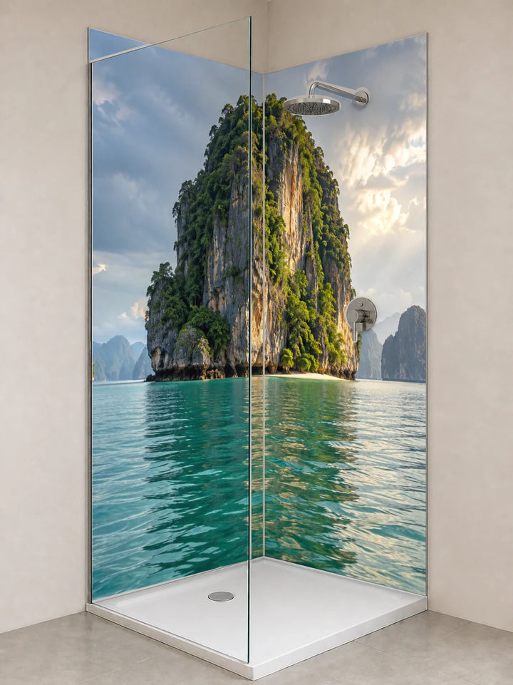 Duschrückwand „Phang Nga nach dem Regen“ als installierte Rückwand in einer hellen Dusche