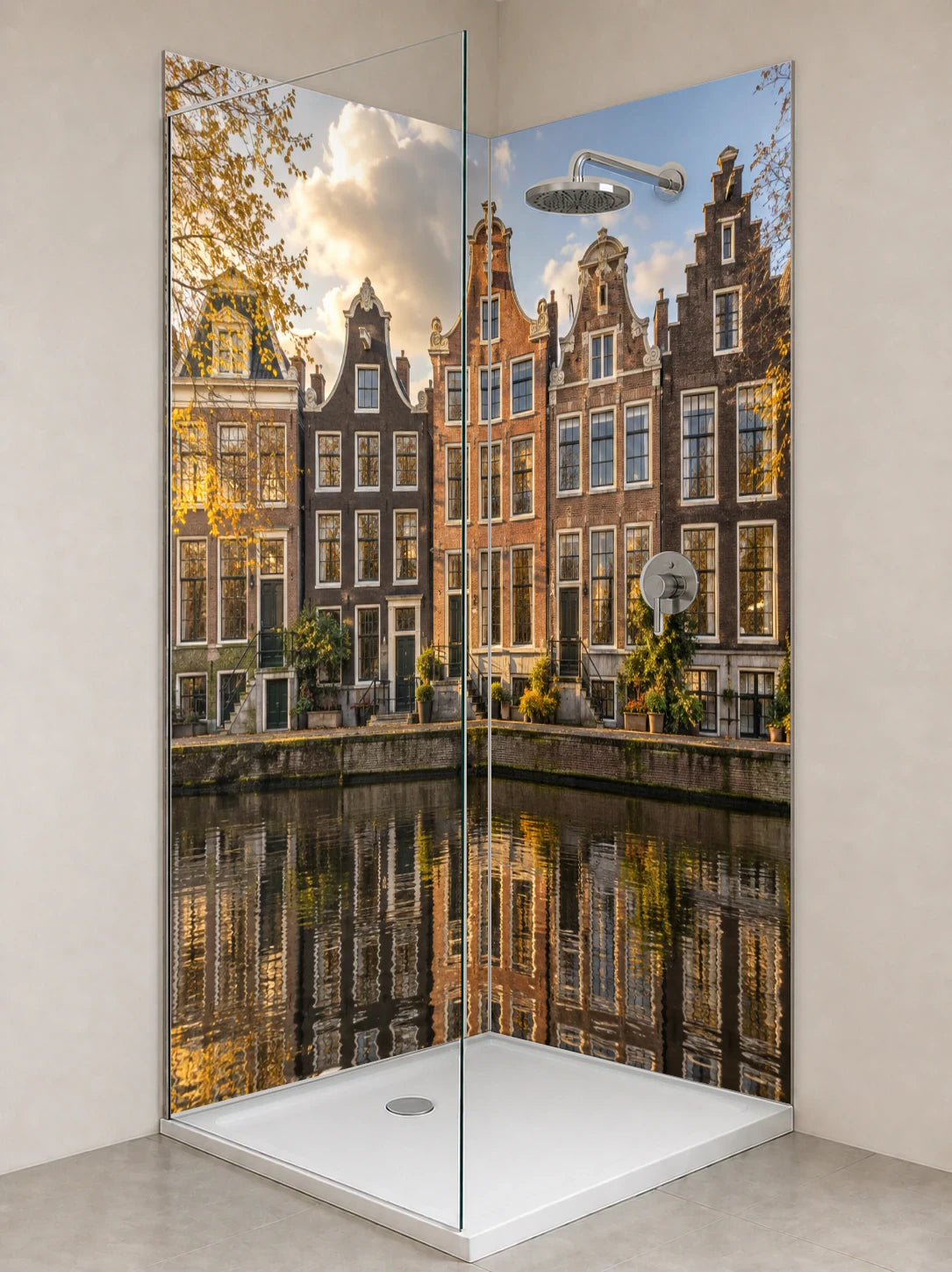 Duschrückwand „Amsterdam im Herbstlicht“ als installierte Rückwand in einer hellen Dusche