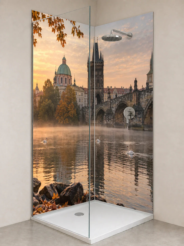 Duschrückwand „Prag im Morgennebel“ als installierte Rückwand in einer hellen Dusche