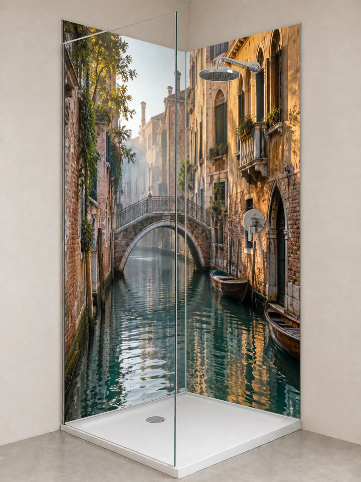 Duschrückwand „Venedig im ersten Sonnenlicht“ als installierte Rückwand in einer hellen Dusche