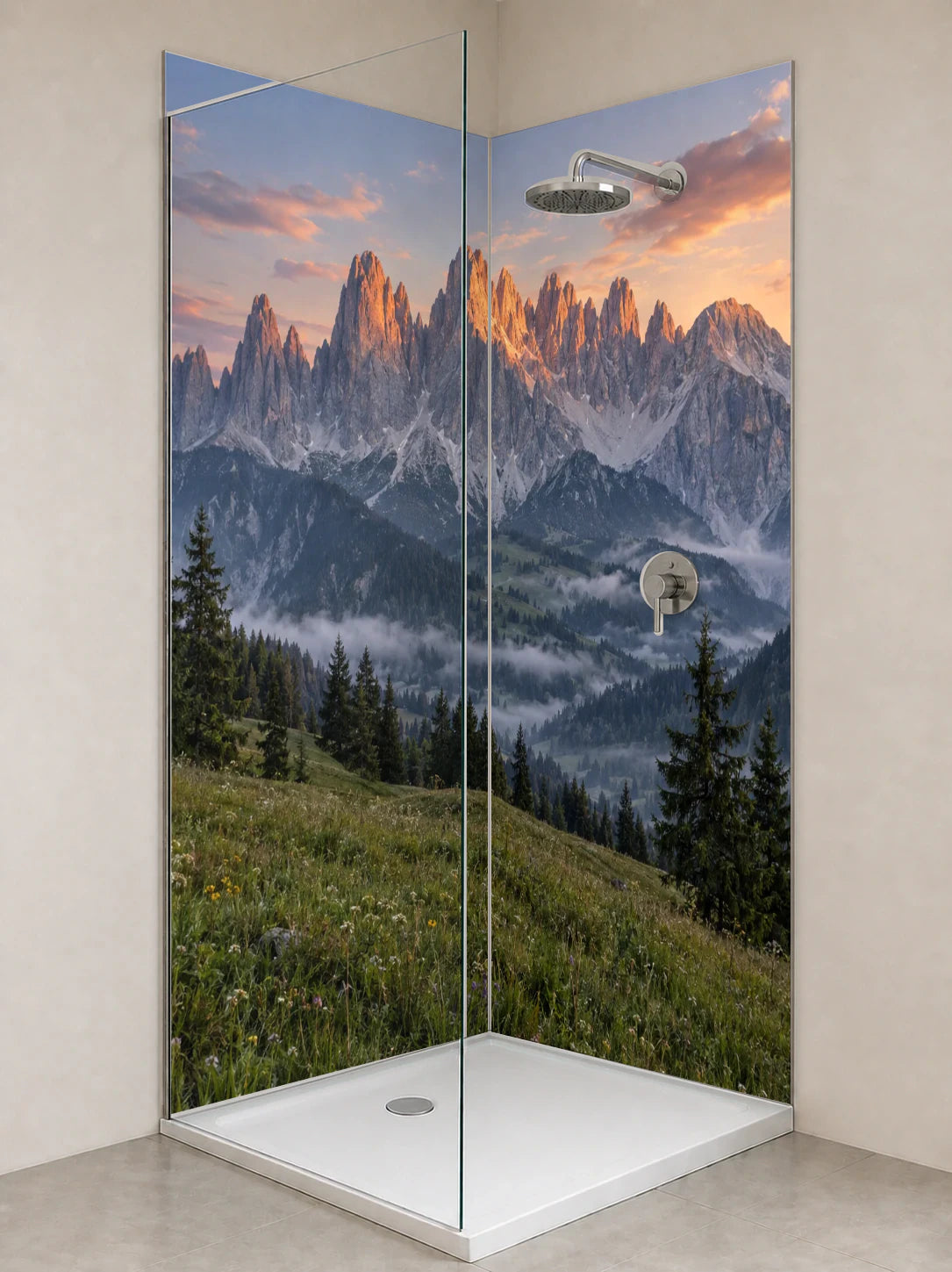 Duschrückwand „Dolomiten im Alpenglühen“ als installierte Rückwand in einer hellen Dusche